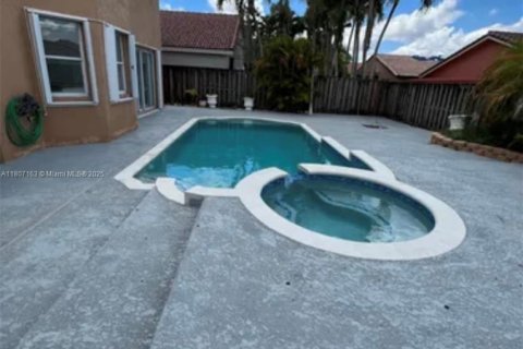 Casa en venta en Miami, Florida, 4 dormitorios, 235.23 m2 № 1865477 - foto 16