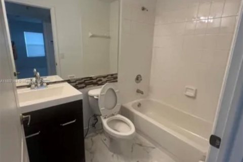 Casa en venta en Miami, Florida, 4 dormitorios, 235.23 m2 № 1865477 - foto 12