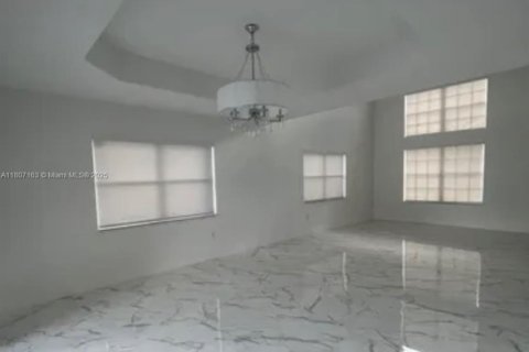Casa en venta en Miami, Florida, 4 dormitorios, 235.23 m2 № 1865477 - foto 4
