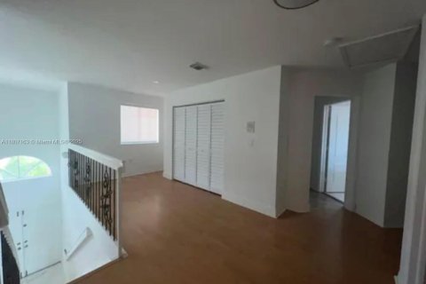 Casa en venta en Miami, Florida, 4 dormitorios, 235.23 m2 № 1865477 - foto 9