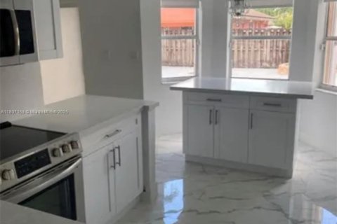 Casa en venta en Miami, Florida, 4 dormitorios, 235.23 m2 № 1865477 - foto 6
