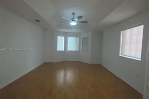 Casa en venta en Miami, Florida, 4 dormitorios, 235.23 m2 № 1865477 - foto 11