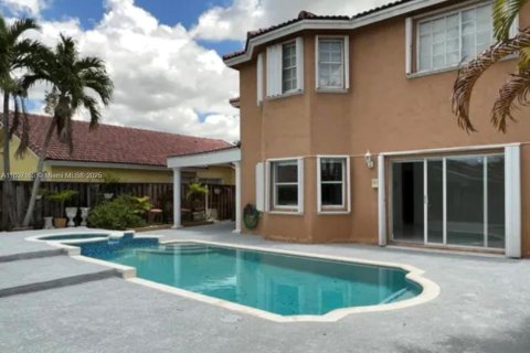 Casa en venta en Miami, Florida, 4 dormitorios, 235.23 m2 № 1865477 - foto 15