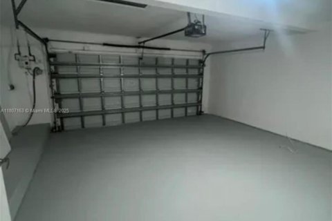 Casa en venta en Miami, Florida, 4 dormitorios, 235.23 m2 № 1865477 - foto 18