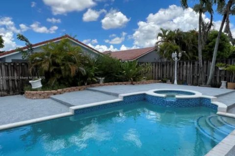 Casa en venta en Miami, Florida, 4 dormitorios, 235.23 m2 № 1865477 - foto 13
