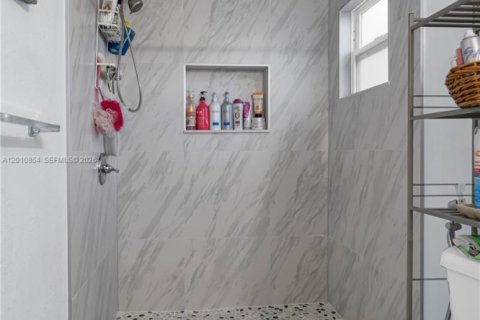 Купить коммерческую недвижимость в Суитуотер, Флорида 293.2м2, № 2091121 - фото 17