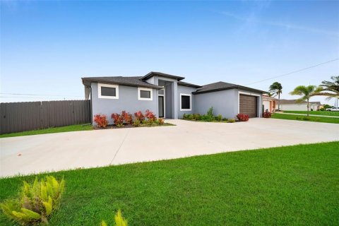 House in Cape Coral, Florida 3 bedrooms, 173.63 sq.m. № 1625743 - photo 2