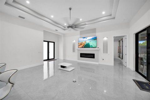 House in Cape Coral, Florida 3 bedrooms, 173.63 sq.m. № 1625743 - photo 4