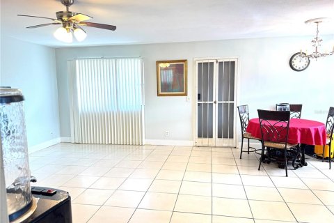 Condo in Sun City Center, Florida, 2 bedrooms  № 1734070 - photo 8