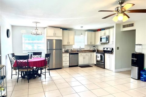 Condo in Sun City Center, Florida, 2 bedrooms  № 1734070 - photo 10
