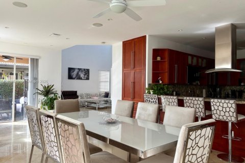 Villa ou maison à vendre à Doral, Floride: 5 chambres, 337.79 m2 № 2045443 - photo 9