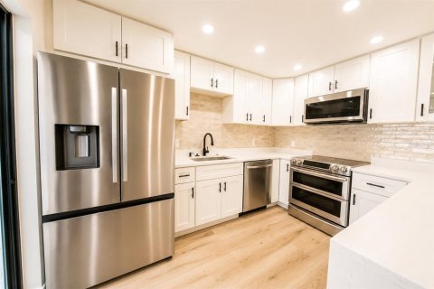 Townhouse in Orlando, Florida 3 bedrooms, 161.28 sq.m. № 2203287 - photo 4