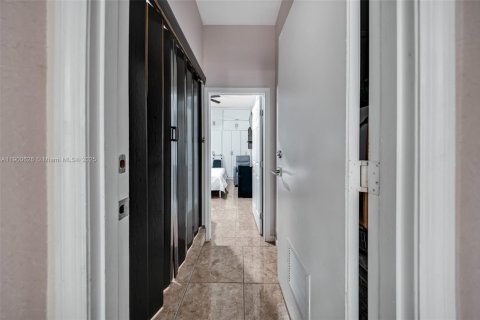 Casa en venta en Miami, Florida, 3 dormitorios, 138.05 m2 № 1952384 - foto 12