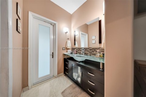 Casa en venta en Miami, Florida, 3 dormitorios, 138.05 m2 № 1952384 - foto 16