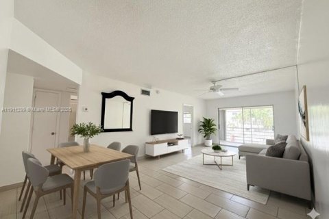 Снять в аренду кондоминиум в Дирфилд-Бич, Флорида 2 спальни, 92.9м2, № 1967250 - фото 1