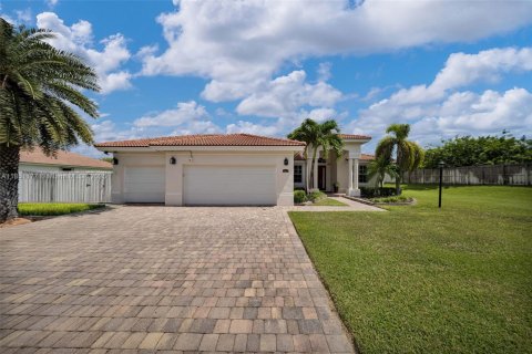 House in Miami, Florida 3 bedrooms, 211.35 sq.m. № 1854799 - photo 2