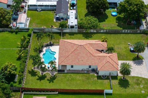 House in Miami, Florida 3 bedrooms, 211.35 sq.m. № 1854799 - photo 7