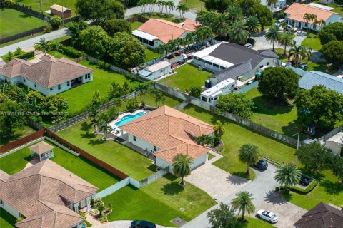 House in Miami, Florida 3 bedrooms, 211.35 sq.m. № 1854799 - photo 6