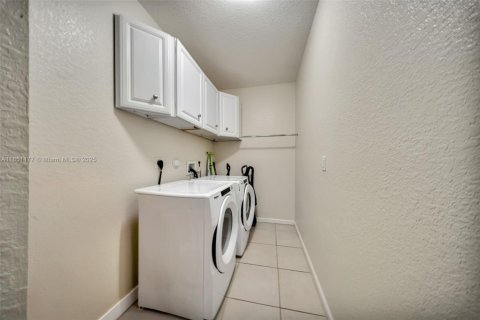 House in Miami, Florida 3 bedrooms, 211.35 sq.m. № 1854799 - photo 15