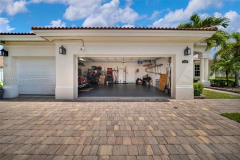 House in Miami, Florida 3 bedrooms, 211.35 sq.m. № 1854799 - photo 3