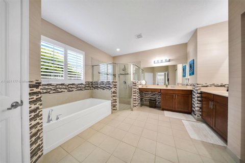 House in Miami, Florida 3 bedrooms, 211.35 sq.m. № 1854799 - photo 30