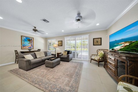 House in Miami, Florida 3 bedrooms, 211.35 sq.m. № 1854799 - photo 22