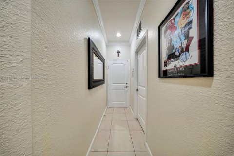 House in Miami, Florida 3 bedrooms, 211.35 sq.m. № 1854799 - photo 13