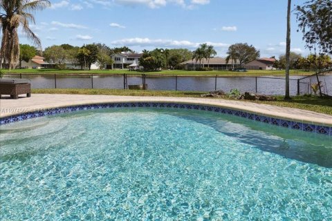 Villa ou maison à vendre à Pembroke Pines, Floride: 4 chambres, 209.96 m2 № 2038301 - photo 17