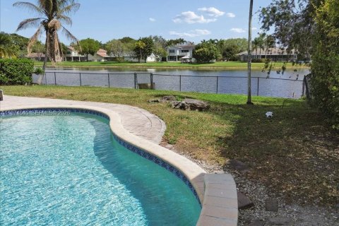 Villa ou maison à vendre à Pembroke Pines, Floride: 4 chambres, 209.96 m2 № 2038301 - photo 16