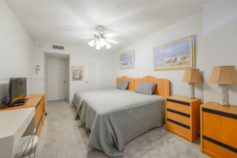 Copropriété à louer à Hallandale Beach, Floride: 3 chambres, 165.37 m2 № 2168805 - photo 19