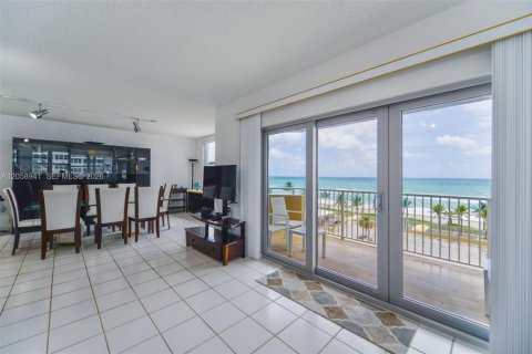 Copropriété à louer à Hallandale Beach, Floride: 3 chambres, 165.37 m2 № 2168805 - photo 4