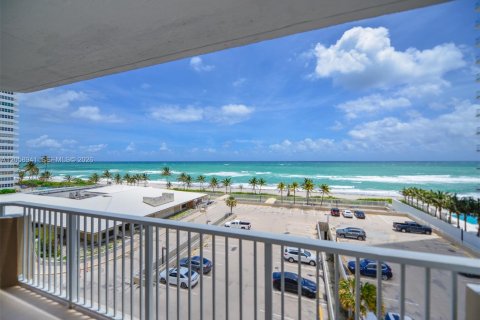 Condo à Hallandale Beach, Floride, 3 chambres  № 2168805