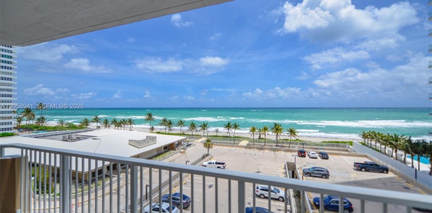 Condo à Hallandale Beach, Floride, 3 chambres  № 2168805