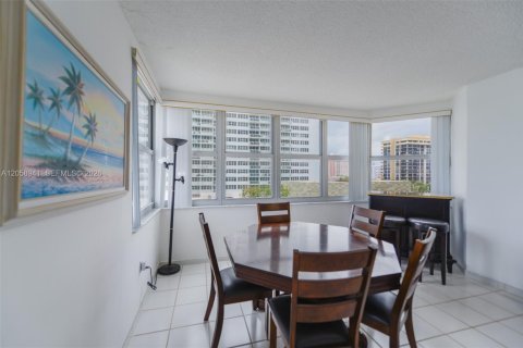 Copropriété à louer à Hallandale Beach, Floride: 3 chambres, 165.37 m2 № 2168805 - photo 3