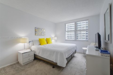 Copropriété à louer à Hallandale Beach, Floride: 3 chambres, 165.37 m2 № 2168805 - photo 16