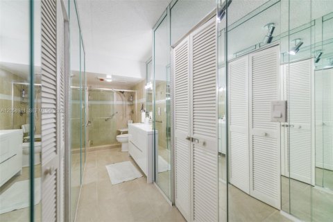 Copropriété à louer à Hallandale Beach, Floride: 3 chambres, 165.37 m2 № 2168805 - photo 27