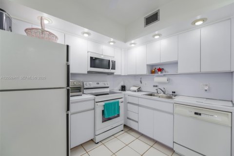 Copropriété à louer à Hallandale Beach, Floride: 3 chambres, 165.37 m2 № 2168805 - photo 22