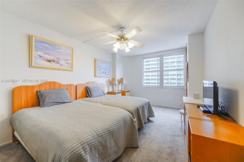 Copropriété à louer à Hallandale Beach, Floride: 3 chambres, 165.37 m2 № 2168805 - photo 9