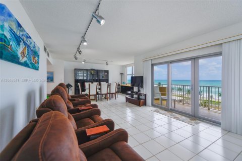 Copropriété à louer à Hallandale Beach, Floride: 3 chambres, 165.37 m2 № 2168805 - photo 5