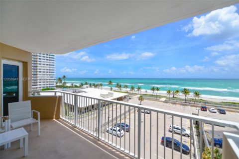 Copropriété à louer à Hallandale Beach, Floride: 3 chambres, 165.37 m2 № 2168805 - photo 21