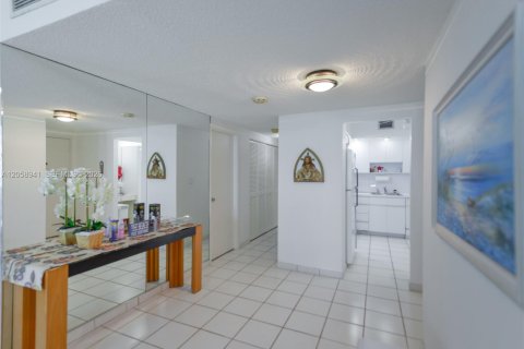 Copropriété à louer à Hallandale Beach, Floride: 3 chambres, 165.37 m2 № 2168805 - photo 14