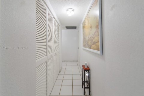 Copropriété à louer à Hallandale Beach, Floride: 3 chambres, 165.37 m2 № 2168805 - photo 20