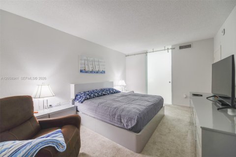 Copropriété à louer à Hallandale Beach, Floride: 3 chambres, 165.37 m2 № 2168805 - photo 11