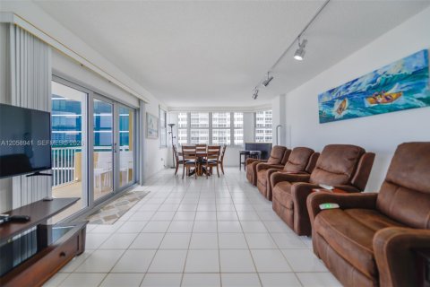 Copropriété à louer à Hallandale Beach, Floride: 3 chambres, 165.37 m2 № 2168805 - photo 8