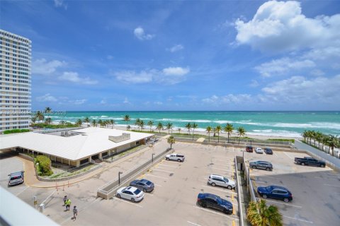Copropriété à louer à Hallandale Beach, Floride: 3 chambres, 165.37 m2 № 2168805 - photo 6