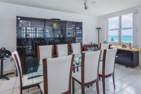 Copropriété à louer à Hallandale Beach, Floride: 3 chambres, 165.37 m2 № 2168805 - photo 13