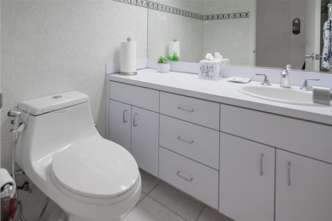 Copropriété à louer à Hallandale Beach, Floride: 3 chambres, 165.37 m2 № 2168805 - photo 15