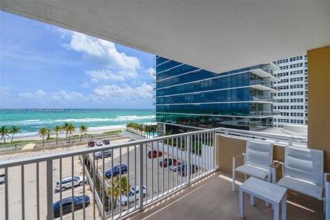 Copropriété à louer à Hallandale Beach, Floride: 3 chambres, 165.37 m2 № 2168805 - photo 7