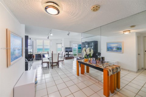 Copropriété à louer à Hallandale Beach, Floride: 3 chambres, 165.37 m2 № 2168805 - photo 2