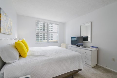 Copropriété à louer à Hallandale Beach, Floride: 3 chambres, 165.37 m2 № 2168805 - photo 17